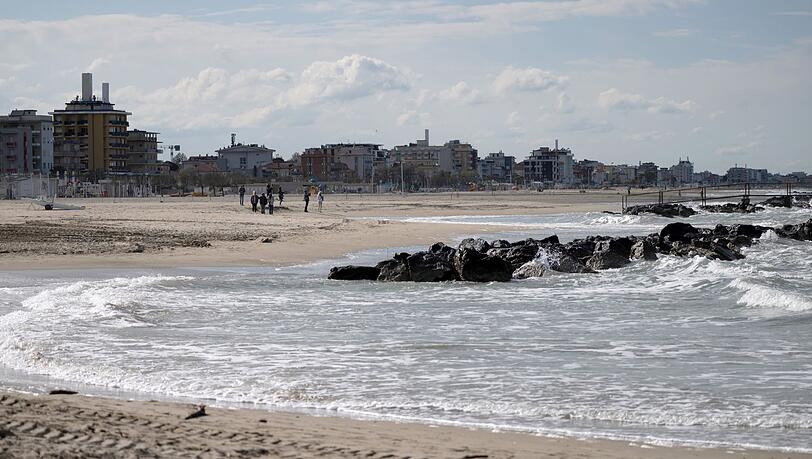 An einem Strand der italienischen Adria wurde eine Urne mit sterblichen Überresten entdeckt. (Symbolbild) An einem Strand der italienischen Adria wurde eine Urne mit sterblichen Überresten entdeckt. (Symbolbild)