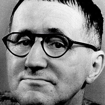 Berthold Brecht (1898-1956). Die Werke des deutschen Dramatikers und Lyrikers werden weltweit aufgeführt - so etwa "Die Dreigroschenoper" oder die Geschichte des Soldaten "Schweyk im Zweiten Weltkrieg". Auch "Der kaukasische Kreidekreis" zählt zu Brechts bekannten Stücken.