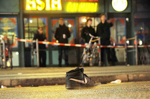 Zwei Jungen in Neuperlach gehen vor dem pep bei Rot über die Straße, werden von einem Auto angefahren und schwer verletzt. (Archivbild)