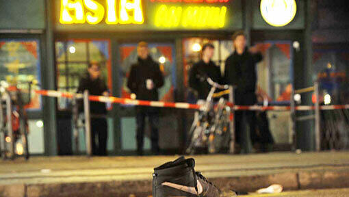 Zwei Jungen in Neuperlach gehen vor dem pep bei Rot über die Straße, werden von einem Auto angefahren und schwer verletzt. (Archivbild)