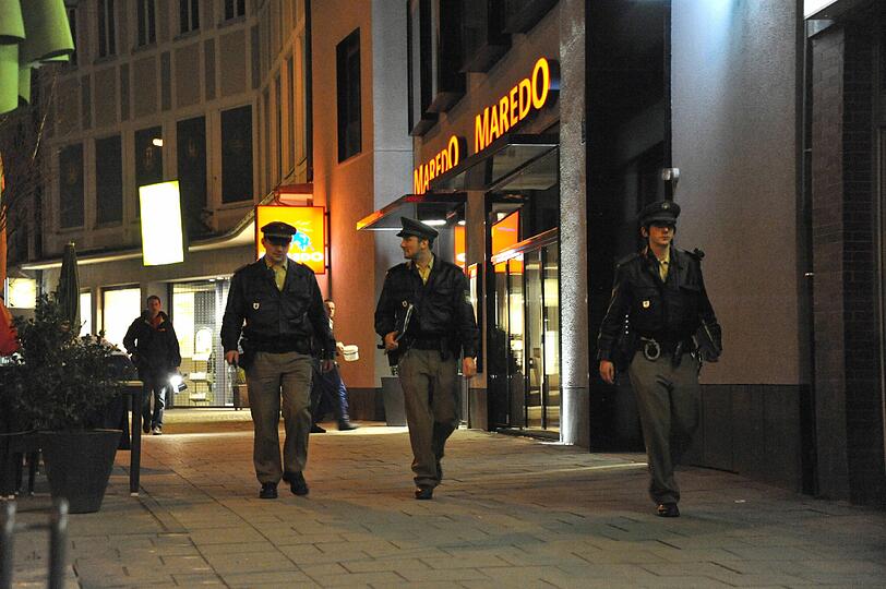 Der Tote lag in einem Hinterhof &ndash; und neben ihm ein Messer. Die Läden im Rosental und die Standl auf dem Viktualienmarkt hatten gerade geschlossen, als ein Kellner die grausige Entdeckung machte: Er arbeitet im Steakhaus Maredo, direkt am Rindermarkt neben Kustermann.
