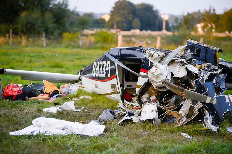 Bei einem Flugzeugunglück in Nordrhein-Westfalen sind fünf Menschen, darunter zwei Kinder ums Leben gekommen. Bilder vom Absturzort.
