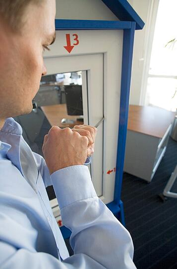 Diese Plastikfenster sind in sehr vielen Häusern und Wohnungen verbaut. Zum Aufhebeln braucht man oft keine zehn Sekunden.
