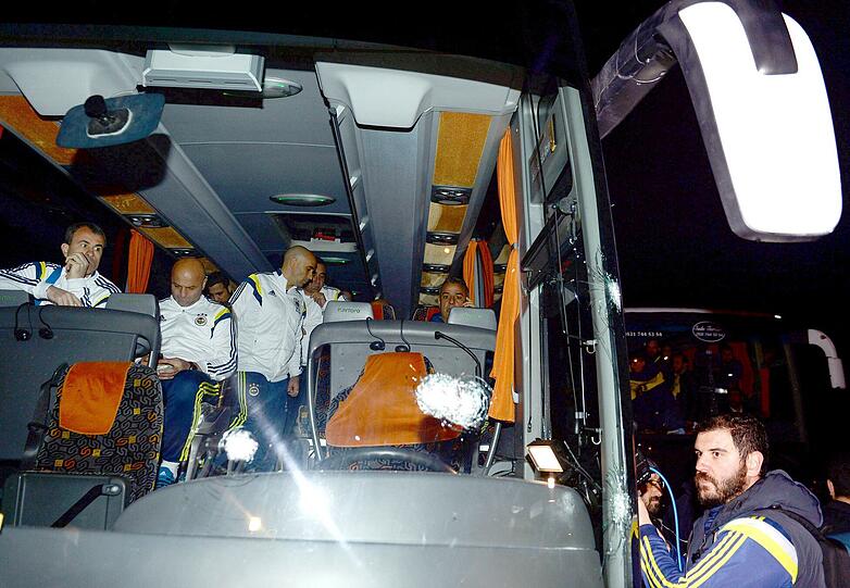 Szenen der Zerstörung: Ein Unbekannter hat den Mannschaftsbus des türkischen Erstligisten Fenerbahce Istanbul mit einer Schrotflinte attackiert.