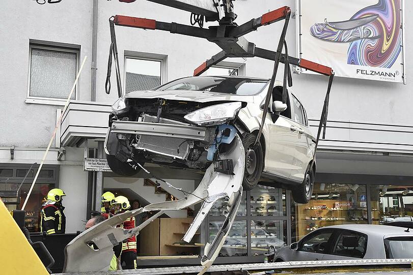 Der Ford landete in der Schaufensterauslage des Schuhgeschäftes.