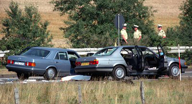 18. August 1988: Der Fluchtwagen der Geiselnehmer, der von einem Mercedes der Polizei auf der Autobahn A3 bei Bad Honnef gestoppt wurde.