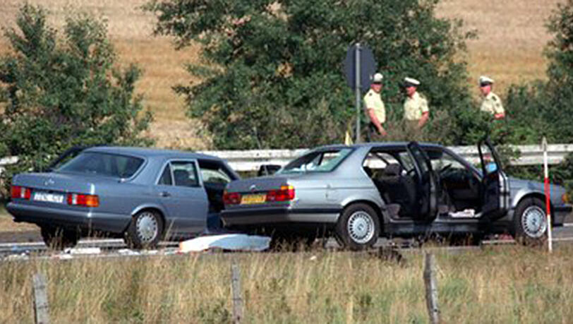 18. August 1988: Der Fluchtwagen der Geiselnehmer, der von einem Mercedes der Polizei auf der Autobahn A3 bei Bad Honnef gestoppt wurde. 18. August 1988: Der Fluchtwagen der Geiselnehmer, der von einem Mercedes der Polizei auf der Autobahn A3 bei Bad Honnef gestoppt wurde.