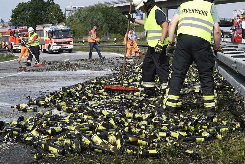 Hunderte Flaschen alkoholfreies Weißbier gingen bei dem Unfall zu Bruch. Die Bilder.