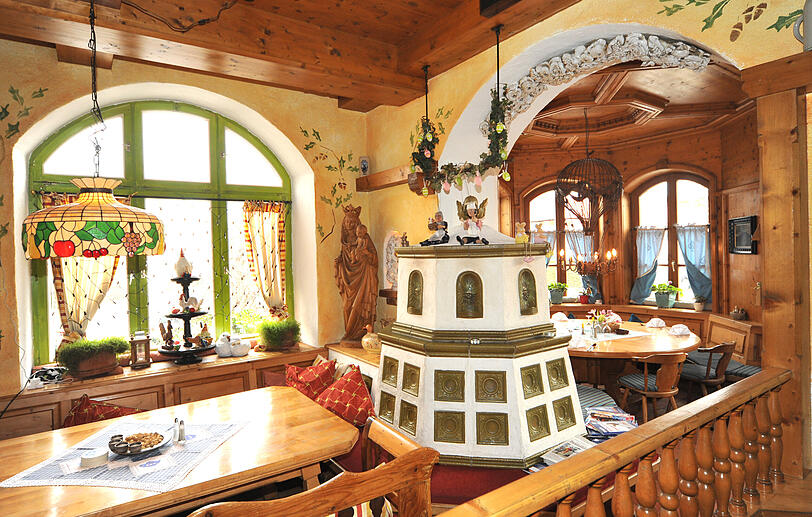 Viel Holz: Im Landgasthof &bdquo;Deutsche Eiche&ldquo; gibt es seit 112 Jahren bayerische Spezialitäten.