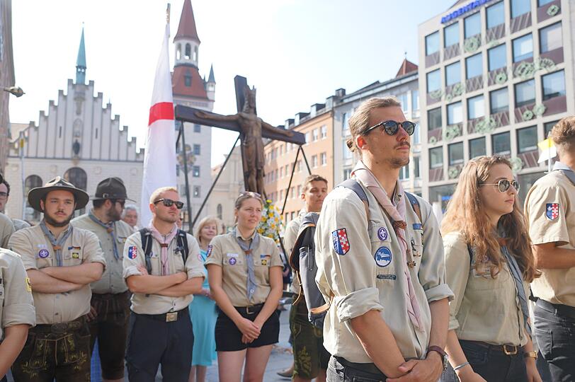 Auch Pfadfinder waren dabei. Auf dem Marienplatz fand der Fronleinnam-Gottesdienst statt