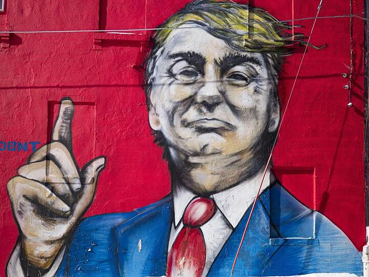 Eine Illustration mit der Darstellung des US-Präsidenten Trump ziert die Wand eines Gebäudes. Ein Makler und Trump-Unterstützer gab das Bild in Auftrag.