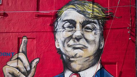 Eine Illustration mit der Darstellung des US-Präsidenten Trump ziert die Wand eines Gebäudes. Ein Makler und Trump-Unterstützer gab das Bild in Auftrag.