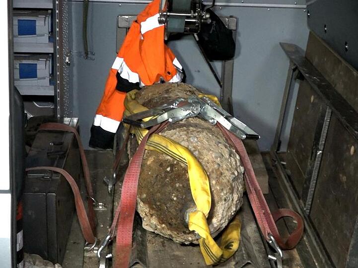 Eine entschärfte Weltkriegs-Bombe liegt in einem Auto. Foto: Alexander Auer/dpa/Archivbild