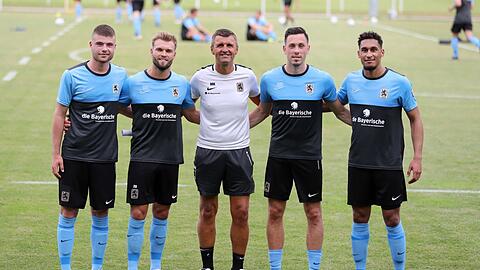 Klug verstärkt, Herr Gorenzel! Nathan Wicht, Yannick Deichmann, Michael Köllner, Marcel Bär und Kevin Goden (v. l.).