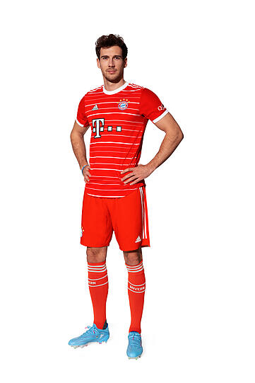 Die neue Arbeitskleidung des FC Bayern für die kommende Saison: Rotes Trikot mit weißen Streifen, dazu rote Hosen und Stutzen.