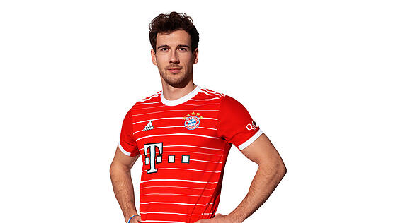 Die neue Arbeitskleidung des FC Bayern für die kommende Saison: Rotes Trikot mit weißen Streifen, dazu rote Hosen und Stutzen.