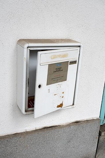 Auch der Briefkasten zeugt vom jahrelangen Leerstand.