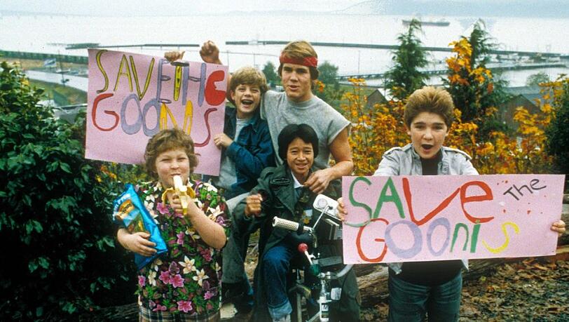 Die vier Kinderstars aus "Die Goonies" nebst Hollywoodstar Josh Brolin, der zu diesem Zeitpunkt selbst noch Teenager war.