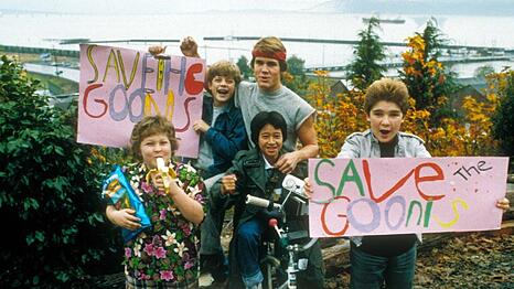 Die vier Kinderstars aus "Die Goonies" nebst Hollywoodstar Josh Brolin, der zu diesem Zeitpunkt selbst noch Teenager war.