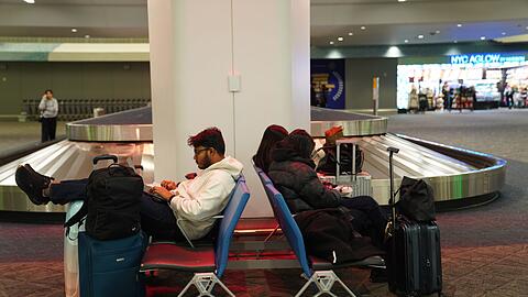 Hunderte Fl&uuml;ge von und nach New York wurden wegen heftigen Winterwetters gestrichen.