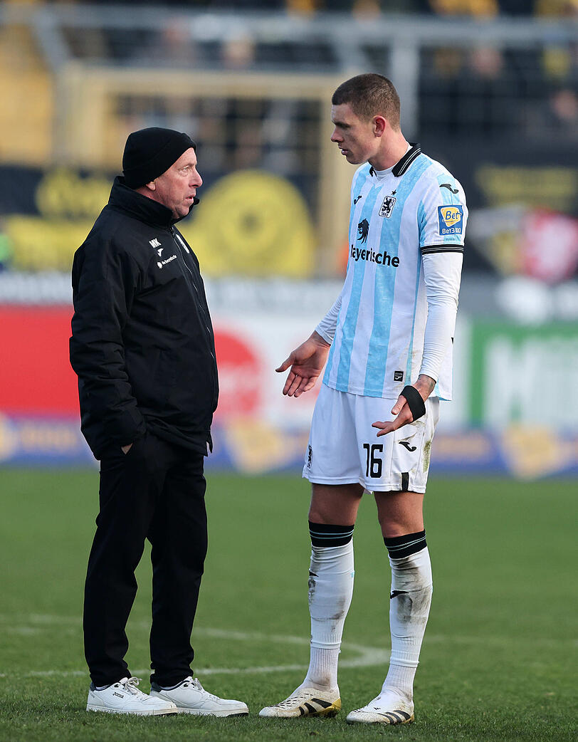 Markus Kauczinski Trainer TSV 1860 M&uuml;nchen Max Reinthaler TSV 1860 M&uuml;nchen
3 . Liga TSV 1860 M&uuml;nchen - Alemannia Aachen
Saison 2025 / 2026
Copyright by : sampics Photographie
Bierbaumstrasse 6
81243 M&uuml;nchen
TEL.: ++49/89/82908620 , FAX : ++49/89/82908621 , E-mail : sampics@t-online.de
Bankverbindung : Hypovereinsbank M&uuml;nchen  Konto : 1640175229 , BLZ 70020270
IBAN : DE78700202701640175229   BIC  : HYVEDEMMXXX
weitere Motive finden sie unter :  sampics.de