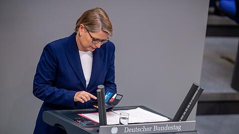 Der Probealarm stoppt auch Justizministerin Hubig im Bundestag.