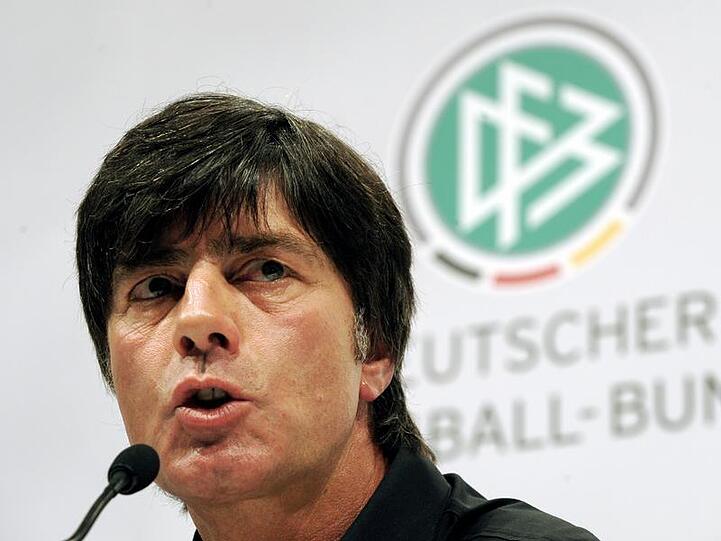 Sucht einen Partner für Per Mertesacker: Bundestrainer Jogi Löw.