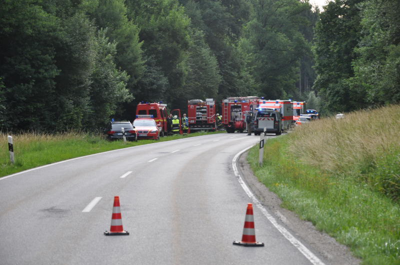 Der Unfallwagen zerschellte an einem Baum - der Fahrer verstarb an der Unfallstelle.
