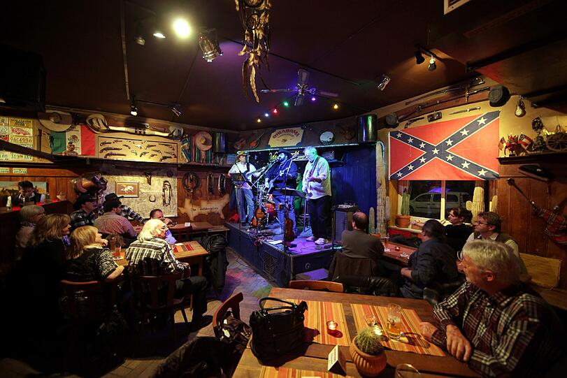 Der Chef steht auf der Bühne, die Sheriff-Hüte wippen mit: Ein Abend im &bdquo;Oklahoma Saloon&ldquo;.