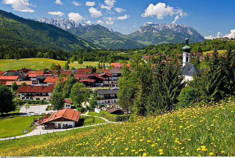 Das idyllische Reit im Winkl im Chiemgau hat rund 2400 Einwohner. Berühmte Tochter der Gemeinde war Maria Hellwig (1920-2010).