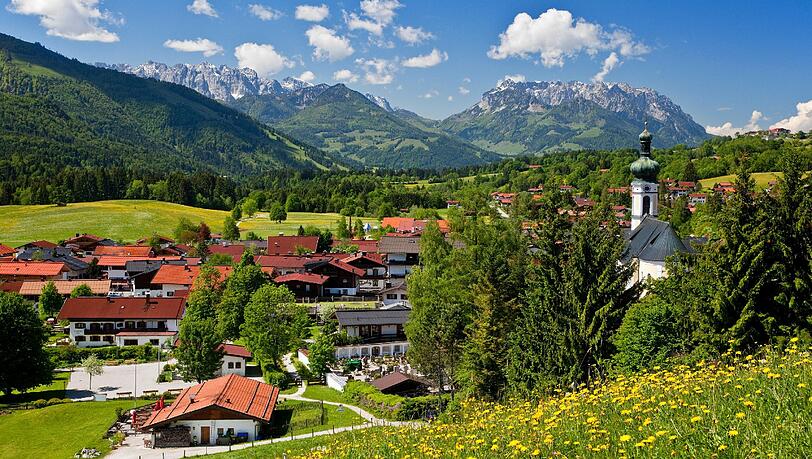Das idyllische Reit im Winkl im Chiemgau hat rund 2400 Einwohner. Berühmte Tochter der Gemeinde war Maria Hellwig (1920-2010). Das idyllische Reit im Winkl im Chiemgau hat rund 2400 Einwohner. Berühmte Tochter der Gemeinde war Maria Hellwig (1920-2010).