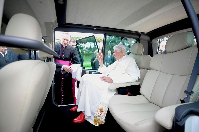 Huldvolles Winken aus dem neuen Papamobil: Papst Benedikt bei der Sitzprobe im Renault Kangoo - natürlich mit roten Schuhen!