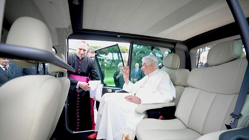 Huldvolles Winken aus dem neuen Papamobil: Papst Benedikt bei der Sitzprobe im Renault Kangoo - natürlich mit roten Schuhen! Huldvolles Winken aus dem neuen Papamobil: Papst Benedikt bei der Sitzprobe im Renault Kangoo - natürlich mit roten Schuhen!