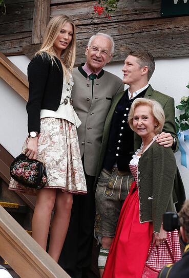 Bastian Schweinsteiger und die Politprominenz.
