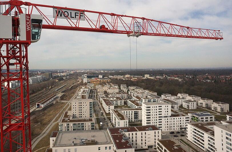 In München wird nach Meinung der IVD-Marktforscher zu wenig gebaut. Deshalb sind die Immobilienpreise in der bayerischen Hauptstadt unverändert hoch.
