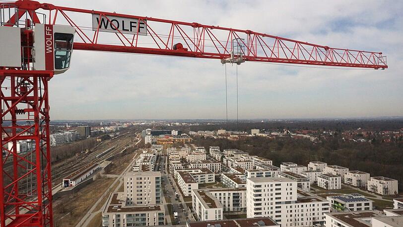 In München wird nach Meinung der IVD-Marktforscher zu wenig gebaut. Deshalb sind die Immobilienpreise in der bayerischen Hauptstadt unverändert hoch. In München wird nach Meinung der IVD-Marktforscher zu wenig gebaut. Deshalb sind die Immobilienpreise in der bayerischen Hauptstadt unverändert hoch.