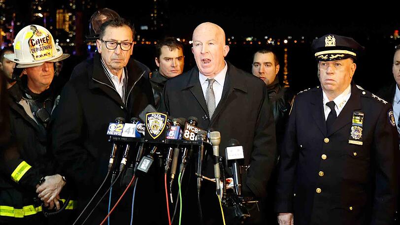 James P. O'Neill (2.v.r.), Leiter des New York City Police Department, und Daniel A. Nigro (2.v.l.), Chef der Feuerwehr von New York City, geben eine Pressekonferenz.