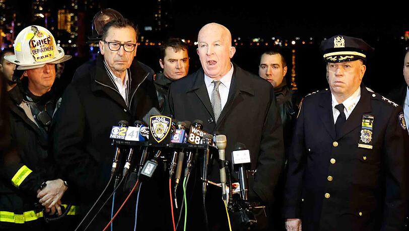 James P. O'Neill (2.v.r.), Leiter des New York City Police Department, und Daniel A. Nigro (2.v.l.), Chef der Feuerwehr von New York City, geben eine Pressekonferenz. James P. O'Neill (2.v.r.), Leiter des New York City Police Department, und Daniel A. Nigro (2.v.l.), Chef der Feuerwehr von New York City, geben eine Pressekonferenz.