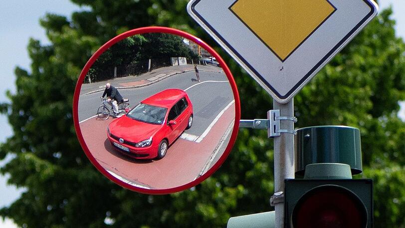 Die ersten Trixispiegel sind am Freitag an der Arnulfstraße montiert worden.
