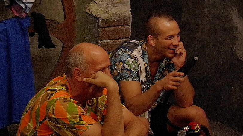Mario und Frank gucken Jessica beim Umziehen um.