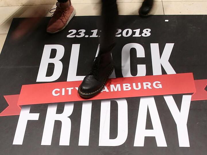 In einem Einkaufszentrum in Hamburg wird für den Rabatt-Tag "Black Friday" geworben.