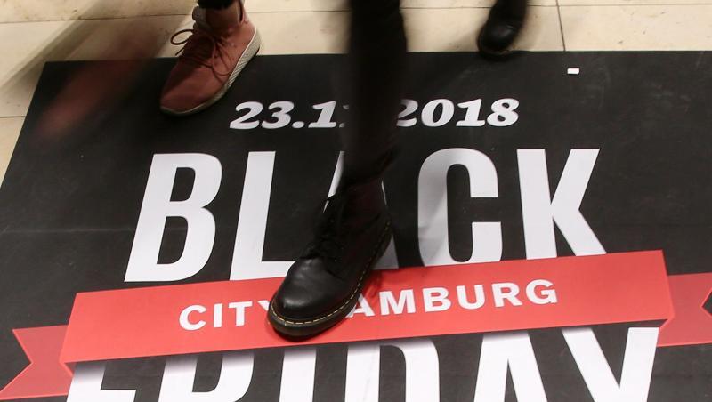 In einem Einkaufszentrum in Hamburg wird für den Rabatt-Tag "Black Friday" geworben. In einem Einkaufszentrum in Hamburg wird für den Rabatt-Tag "Black Friday" geworben.