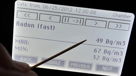 Radon-Messgeräte zeigen den Anteil des radioaktiven Gases an der Luft an. (Archivbild)