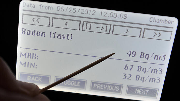 Radon-Messgeräte zeigen den Anteil des radioaktiven Gases an der Luft an. (Archivbild)
