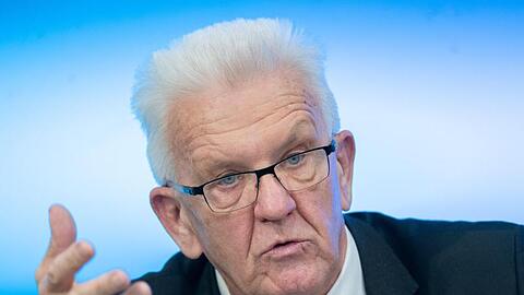 Winfried Kretschmann (Bündnis 90/Die Grünen), Ministerpräsident von Baden-Württemberg, spricht im Landtag bei einer Regierungs-Pressekonferenz. (Archivbild).