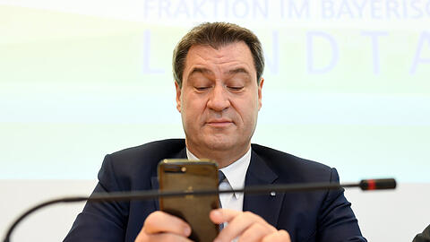Kommunikationsprofi: Ministerpräsident Markus Söder am Smartphone. (Archiv)