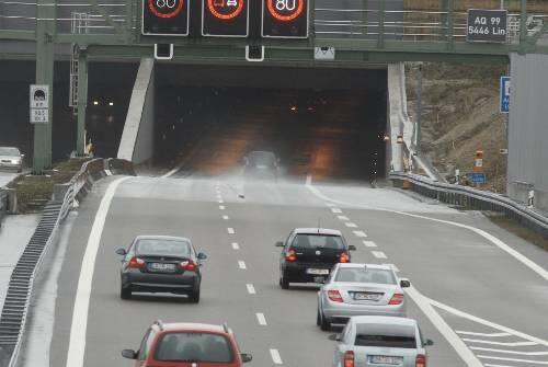 Hier gibt's Ärger: Immer mehr Autofahrer regen sich auf über den Blitzer im Aubinger Tunnel.