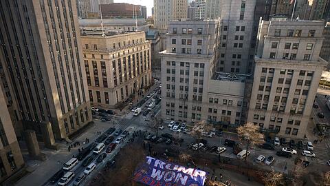 Unterstützer Trumps versammelten sich vor dem Gerichtsgebäude in New York.