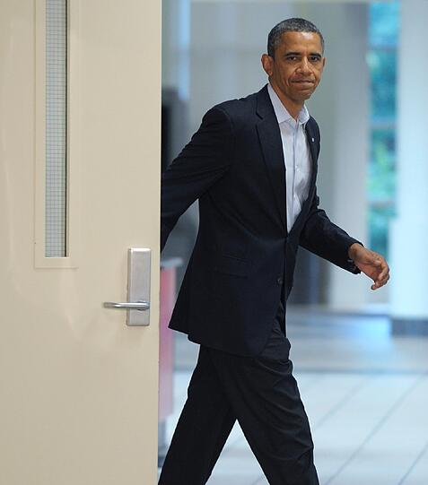 Der Präsident spendet Trost: Barack Obama besuchte am Sonntag Aurora, den Schauplatz der Kino-Schießerei in Colorado.