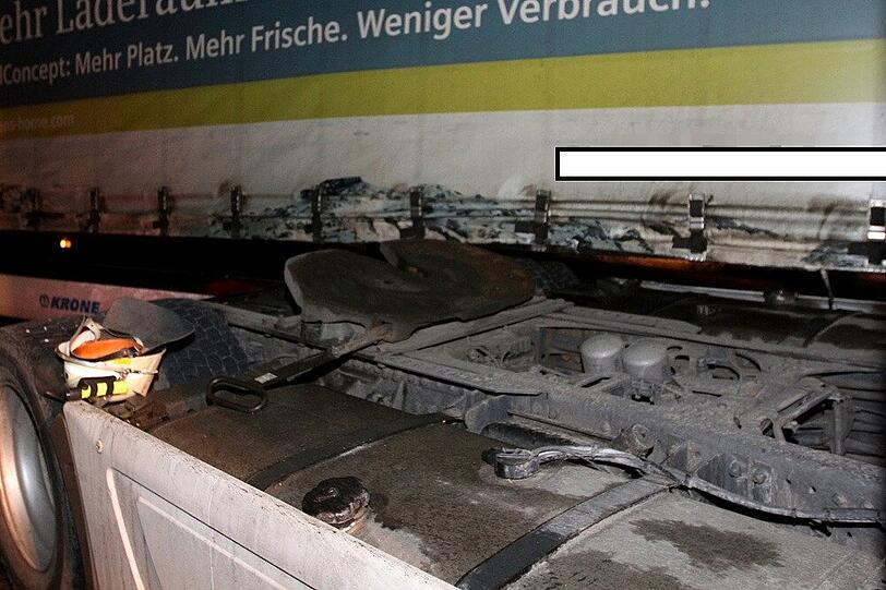 Auf der B 304 verlor ein LKW auf Höhe der Abzweigung ST 2104 nach Waging seinen Auflieger.